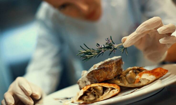 Odzież gastronomiczna a ochrona przed wysokimi temperaturami – co warto wiedzieć?