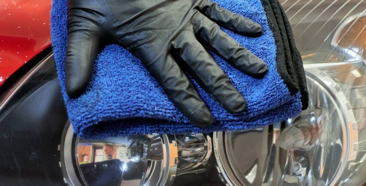 Jakie preparaty są używane podczas profesjonalnej polerki samochodowej?