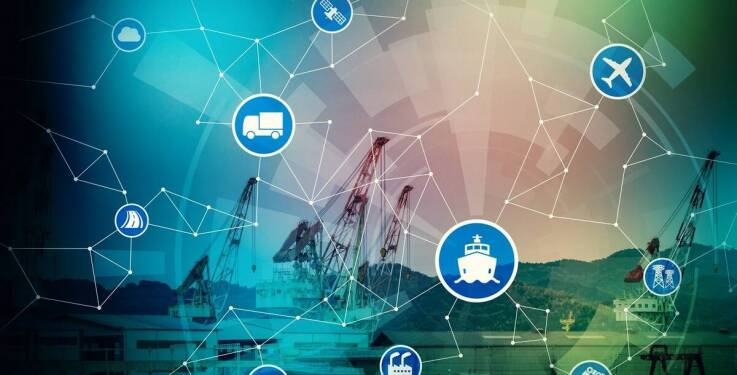 Jakie dane są przesyłane przez transpondery AIS i jak można je wykorzystać?