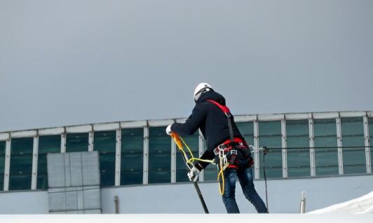 Rola profesjonalnego osuszania dachów płaskich w ochronie budynku