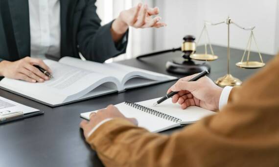 Współpraca między wierzycielem a komornikiem w Sieradzu: kluczowe aspekty