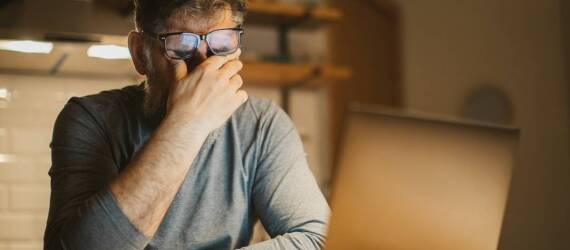 Jakie są najważniejsze przyczyny uzależnienia od internetu i jak je identyfikować?