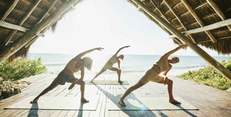 Jak vinyasa joga wspiera proces odchudzania i dbałość o sylwetkę?
