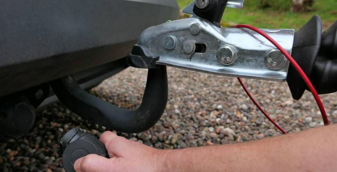 Haki holownicze a zgodność z europejskimi normami bezpieczeństwa