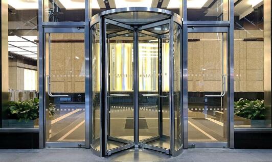 Jak drzwi automatyczne mogą poprawić dostępność dla osób niepełnosprawnych?