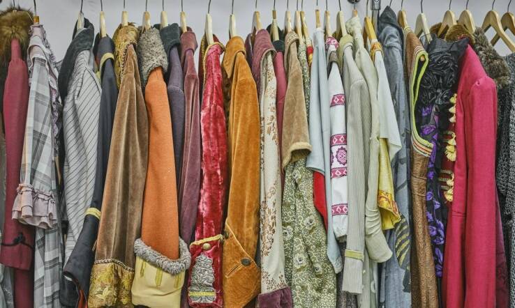 Jak farbowanie tkanin wpływa na unikalność kolekcji odzieżowych?