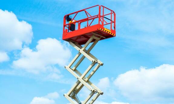 Wpływ regularnych przeglądów na niezawodność podnośników koszowych