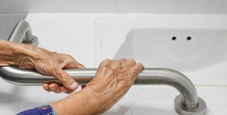 Siedzisko do wanny dla seniora – jakie normy bezpieczeństwa powinno spełniać?