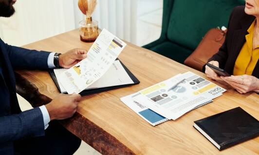 Czy warto korzystać z doradztwa finansowego oferowanego przez agencję ubezpieczeniową?