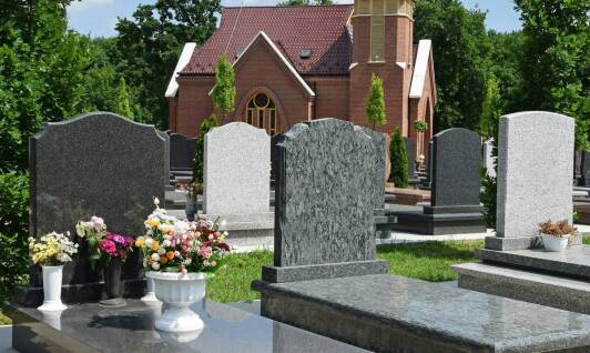 Znaczenie kwiatów na cmentarz i ich symbolika w tradycji pogrzebowej