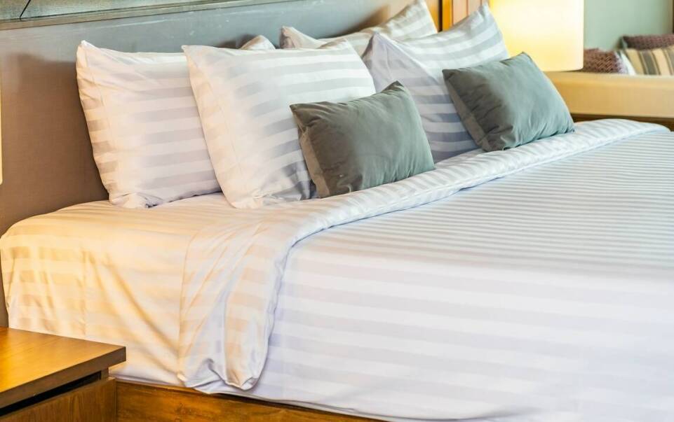 Jakie tkaniny najczęściej wykorzystuje się w pościeli hotelowej i jak je prać?