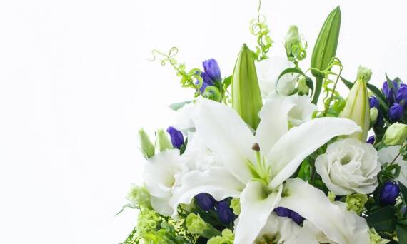 Eleganckie wiązanki okolicznościowe – jak podkreślić wyjątkowość wydarzenia?