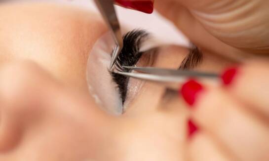 Jak przedłużanie rzęs metodą UV podkreśla naturalne piękno oczu?