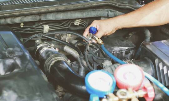 Jakie usługi towarzyszą regeneracji sprężarki klimatyzacji w profesjonalnych serwisach?