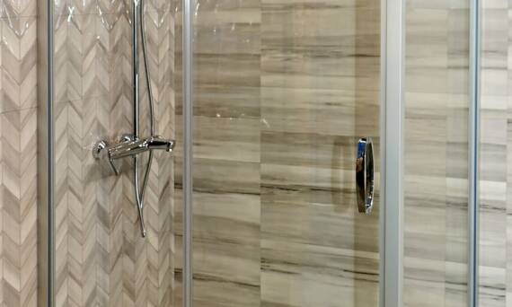 Jakie są zalety zastosowania mozaik z ciętego gresu w projektach wnętrz?