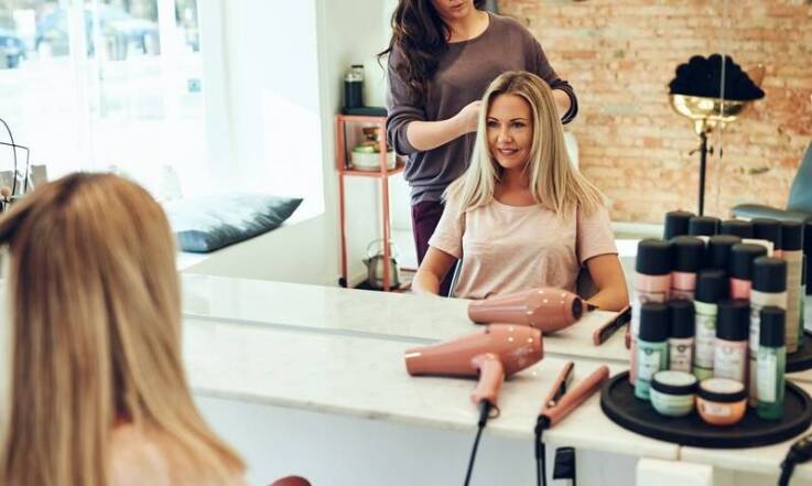 Jakie usługi oferuje zakład fryzjerski w zakresie masaży relaksacyjnych?