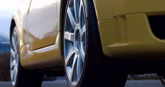 Jakie właściwości ochronne oferuje lakier bezbarwny do felg aluminiowych?