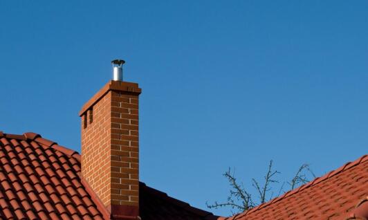 Jak skutecznie dbać o stan techniczny kominów w budynkach mieszkalnych?