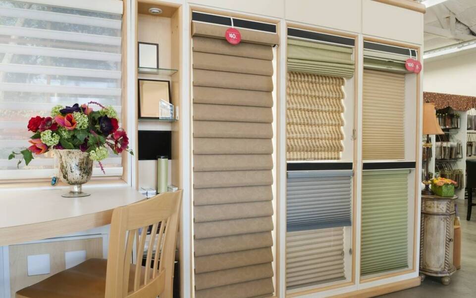 Żaluzje poziome vs. pionowe: Które lepiej pasują do Twojego wnętrza?