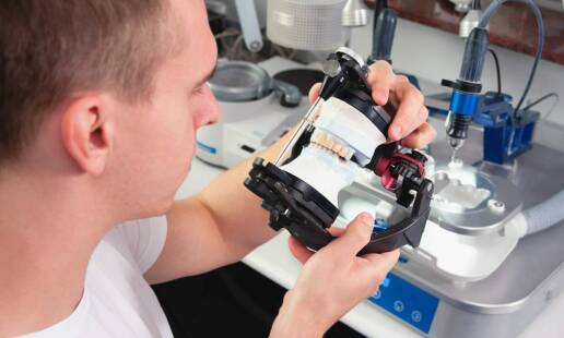 Protetyka w stomatologii: jak dobierane są odpowiednie rozwiązania dla pacjentów?