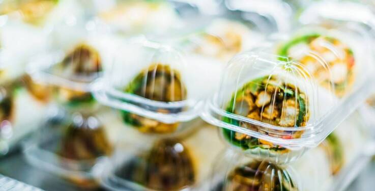 Jakie opcje posiłków można zamówić przy rezerwacji biletu lotniczego?