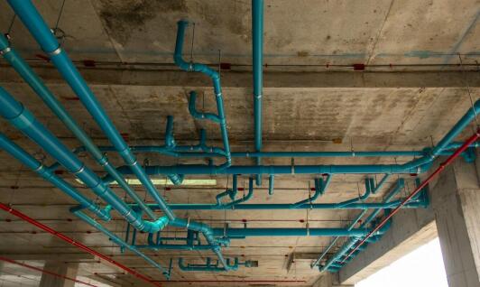 Kluczowe aspekty planowania projektów instalacji sanitarnych w dużych obiektach