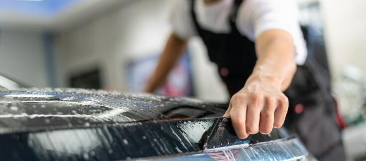 Proces przyciemniania szyb: Czego można się spodziewać podczas wizyty w serwisie?