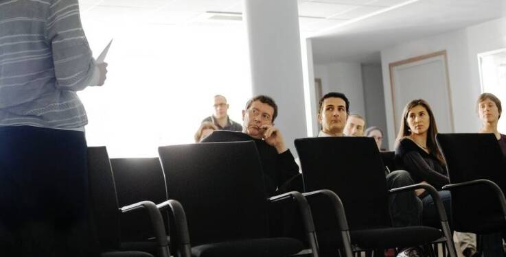 Jak szkolenia BHP we Wrocławiu przygotowują do pracy z urządzeniami transportu bliskiego?