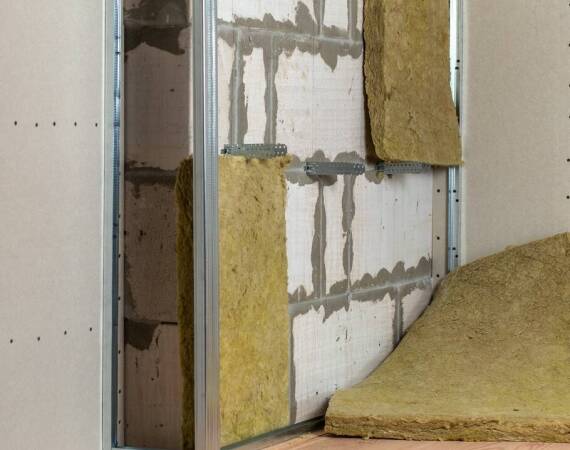 Wełna szklana kontra wełna skalna – co wybrać do izolacji ścian?