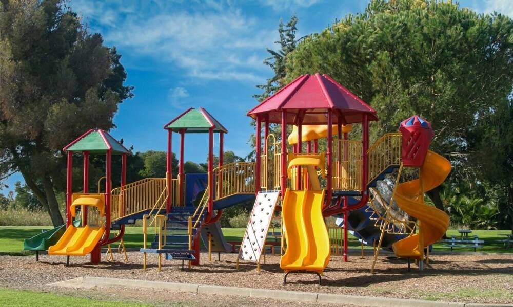 Jakie korzyści przynoszą maty na place zabaw w przestrzeniach publicznych?