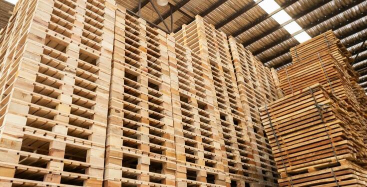 Innowacyjne rozwiązania w produkcji palet drewnianych na zamówienie