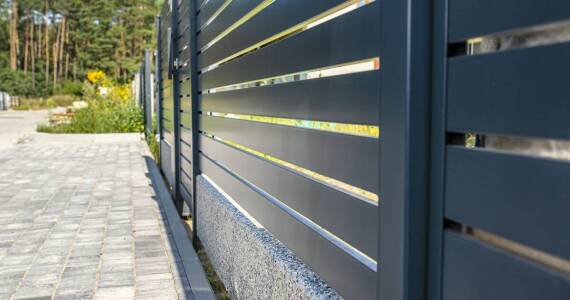 Ogrodzenia panelowe – jak zwiększają bezpieczeństwo przestrzeni komercyjnych?