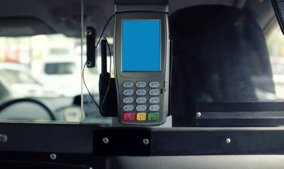 Jakie są dostępne opcje płatności na parkingach przy lotniskach?
