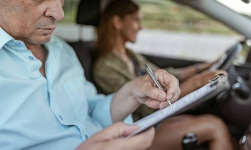 Jakie wyzwania mogą napotkać kursanci podczas nauki jazdy z przyczepką?