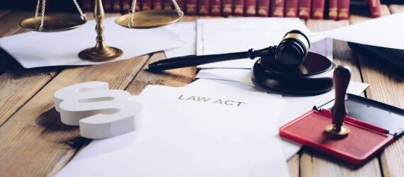 Jakie aspekty prawne regulują refundację NFZ na protezy piersi?