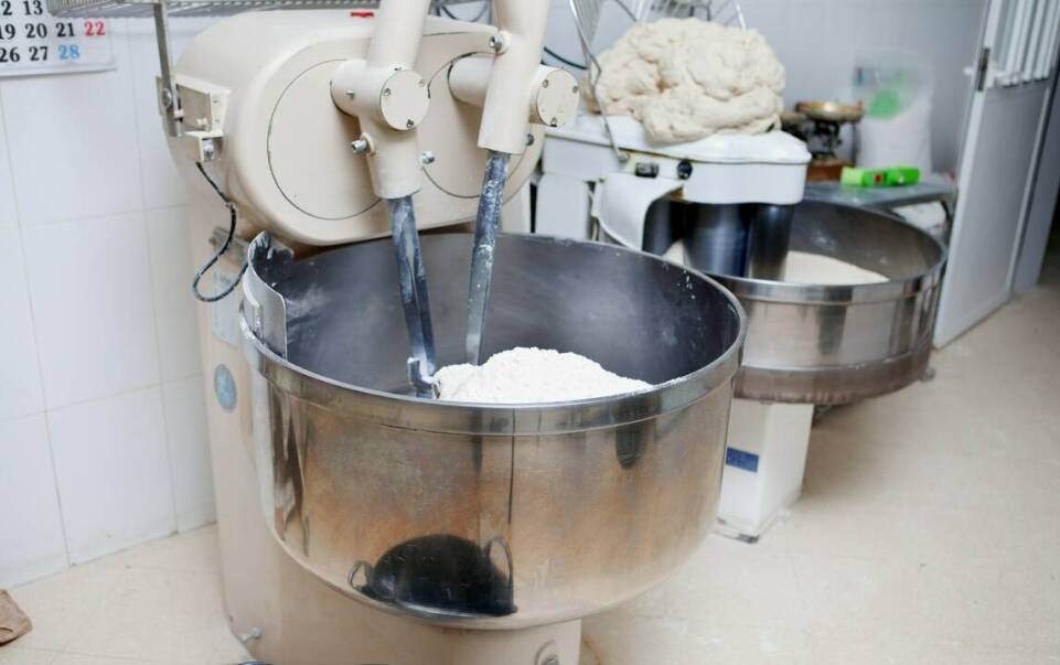 Jak muzeum wykorzystuje oryginalne maszyny do edukacji o tradycji wypieku?