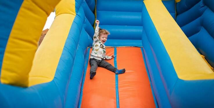 Jakie korzyści przynoszą dmuchańce podczas organizacji dużych wydarzeń?