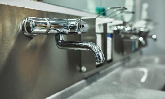 Zastosowanie taniego papieru toaletowego w miejscach publicznych