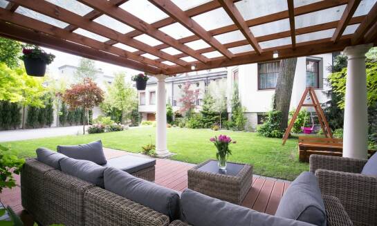 Pergole tarasowe jako element zrównoważonego budownictwa
