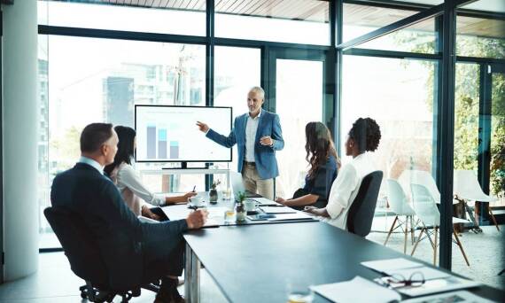 Jak audyt technologiczny wpływa na strategię zarządzania zasobami w firmie?