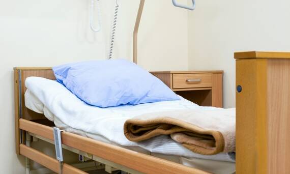 Wynajem łóżek rehabilitacyjnych: jakie funkcje oferują nowoczesne modele?