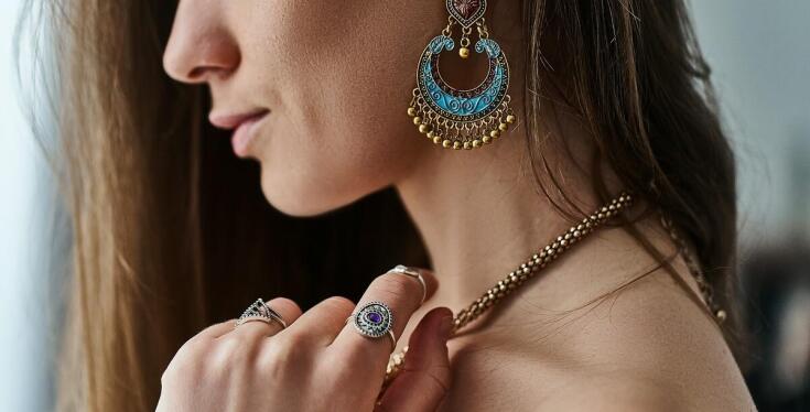 Sztuka łączenia włoskich zawieszek z innymi elementami biżuterii