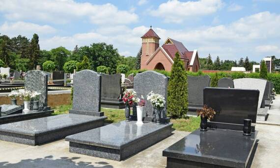 Granit, kwarcyt czy konglomerat: który materiał wybrać na nagrobek?