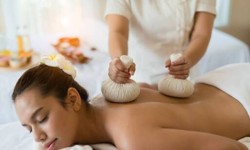 Połączenie masażu pleców i aromaterapii dla głębokiego relaksu