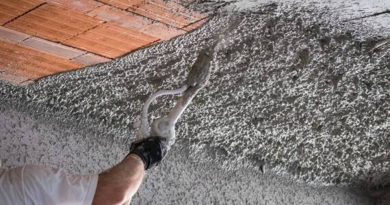 W jaki sposób pianka PUR poprawia izolację termiczną budynków przemysłowych?