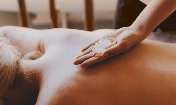 Czym jest masaż relaksacyjny dźwiękiem misami tybetańskimi i jak działa na organizm?