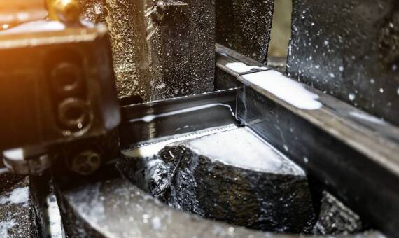 Procesy cięcia i gięcia w obróbce blacharskiej - jak dobrać najlepsze rozwiązania?