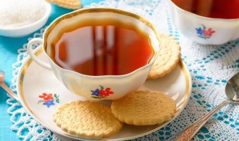 Porcelanowe filiżanki ze spodkiem jako element sztuki użytkowej