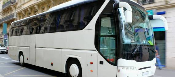 Wynajem busów i autokarów - zalety dla małych i dużych grup