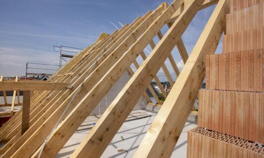 Prefabrykowane elementy więźby dachowej: zalety dla inwestorów